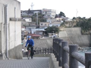 波切の激坂を上るロボ氏