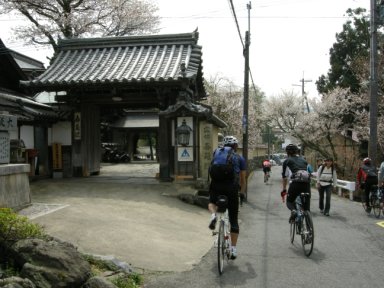 喜蔵院前