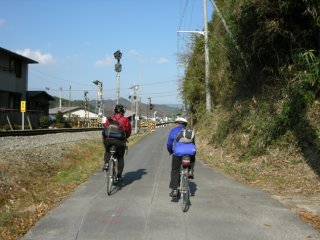 線路沿いの道